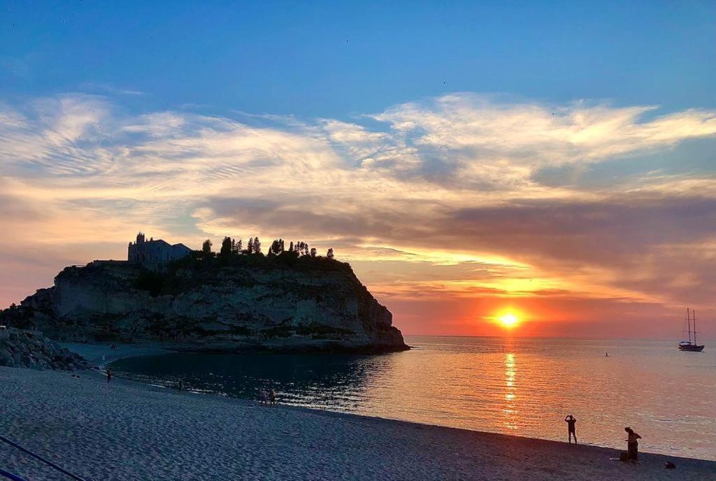 The Queen Tropea Luaran gambar